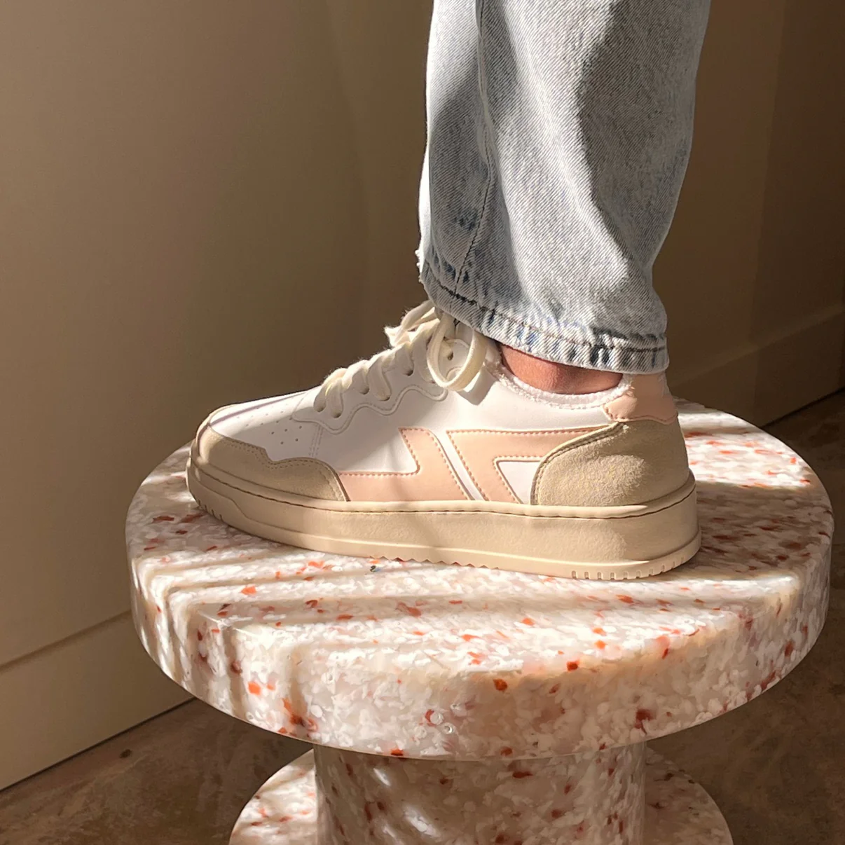 Vegan sneaker from Zeta in white, rose and beige
