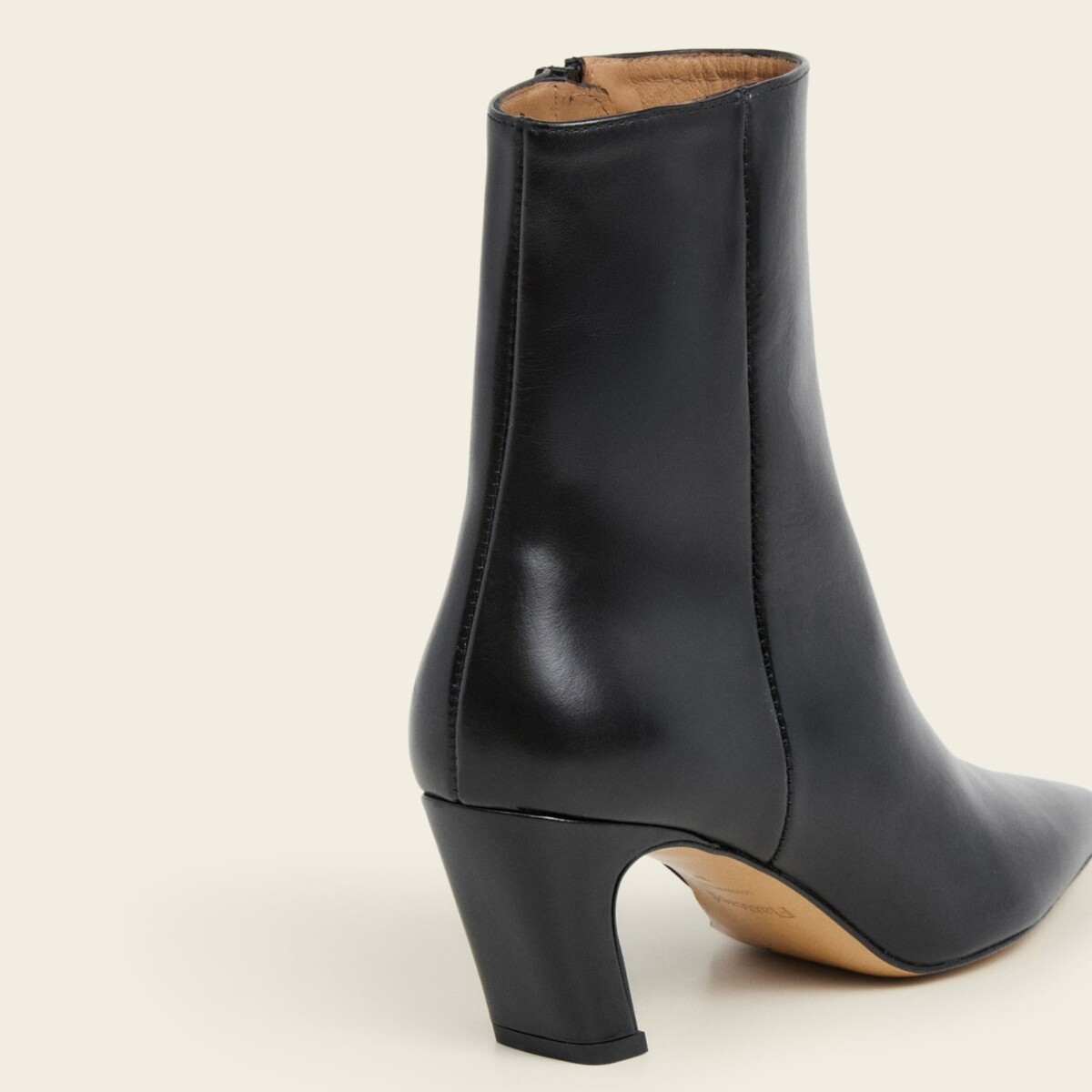 Xena Leather Black by Flattered.