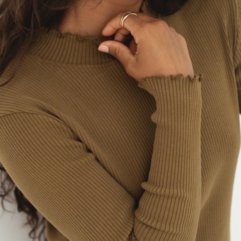 Ava Cotton Turtleneck by Näz.