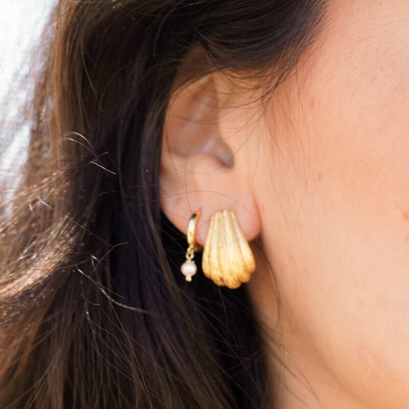 Pearl Hoops by Näz.
